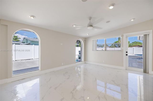 1221 SE 10th St, Deerfield Beach, FL 33441