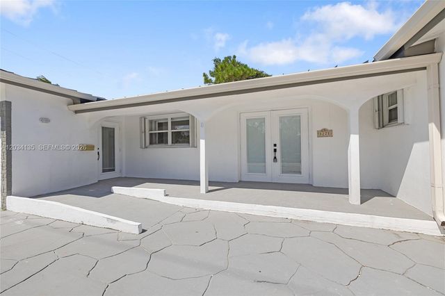 1221 SE 10th St, Deerfield Beach, FL 33441