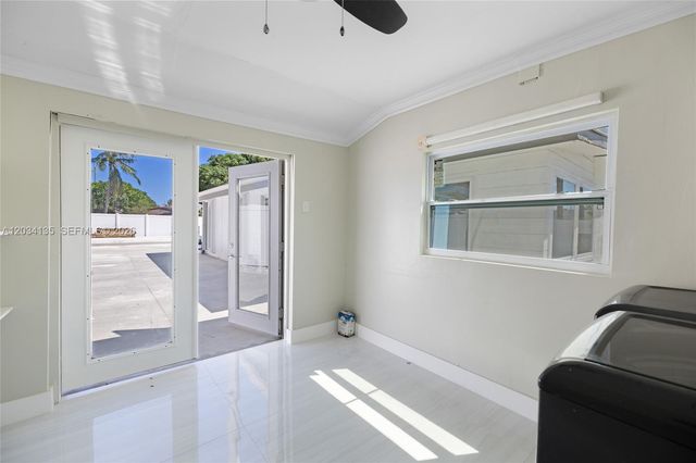 1221 SE 10th St, Deerfield Beach, FL 33441