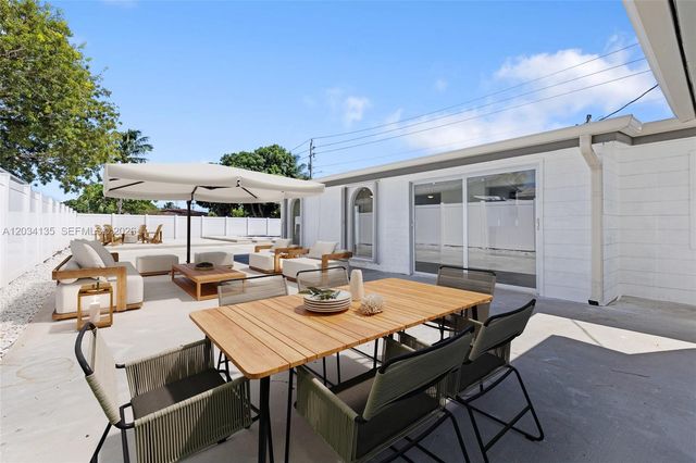 1221 SE 10th St, Deerfield Beach, FL 33441