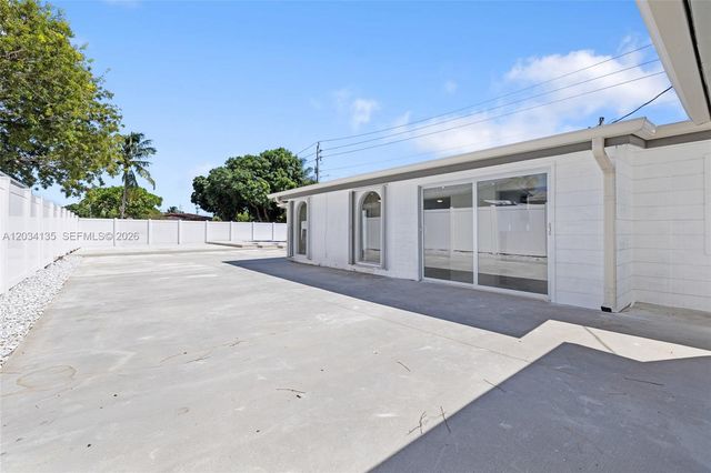 1221 SE 10th St, Deerfield Beach, FL 33441