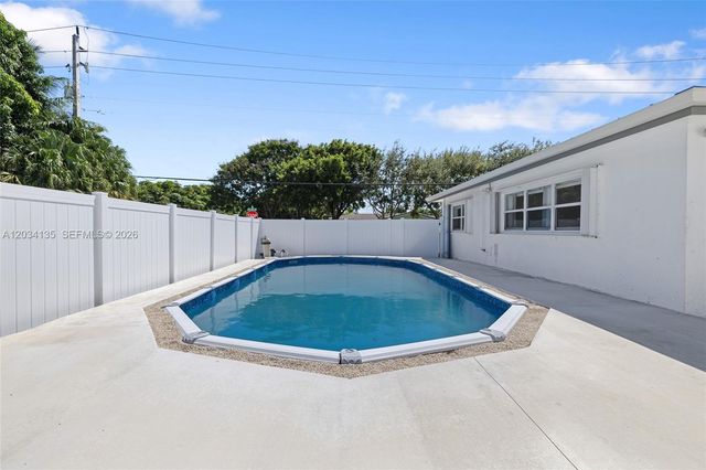1221 SE 10th St, Deerfield Beach, FL 33441