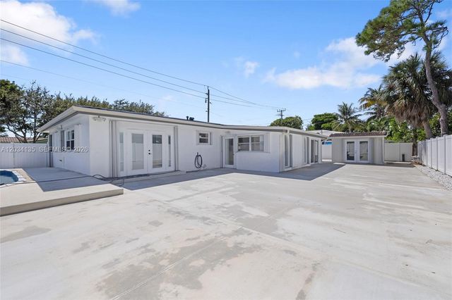 1221 SE 10th St, Deerfield Beach, FL 33441