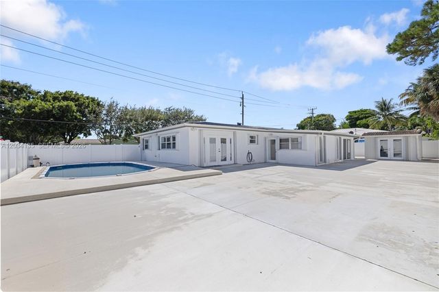 1221 SE 10th St, Deerfield Beach, FL 33441