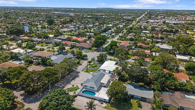 1221 SE 10th St, Deerfield Beach, FL 33441