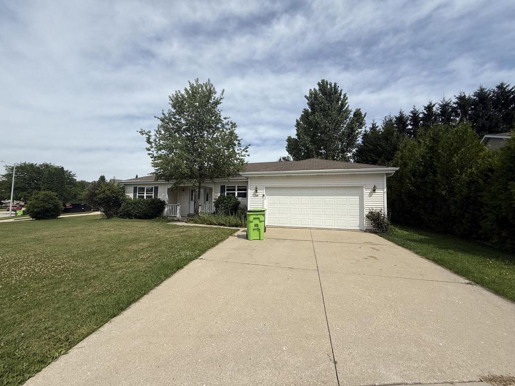 744 Ridge View DRIVE, Hartford, WI 53027