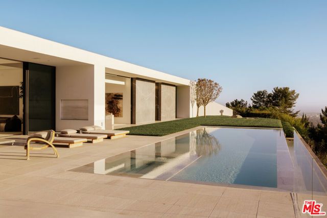 9265 Robin Drive, Los Angeles, CA 90069