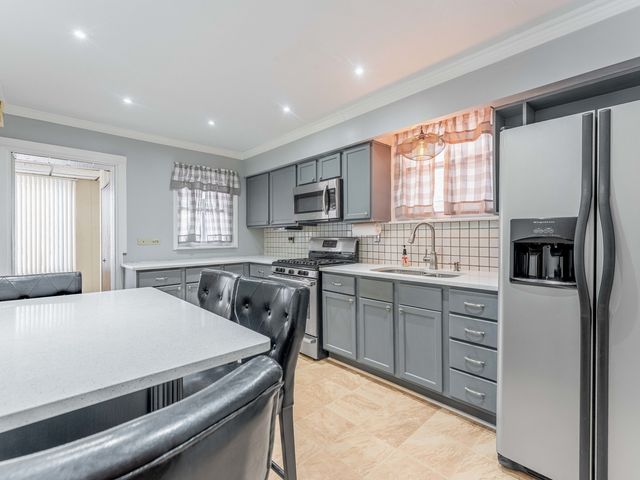 5248 W Wellington Avenue, Chicago, IL 60641