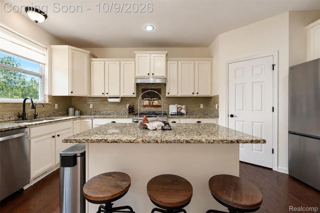 27363 Victoria Road, Novi, MI 48374