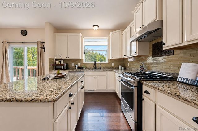 27363 Victoria Road, Novi, MI 48374