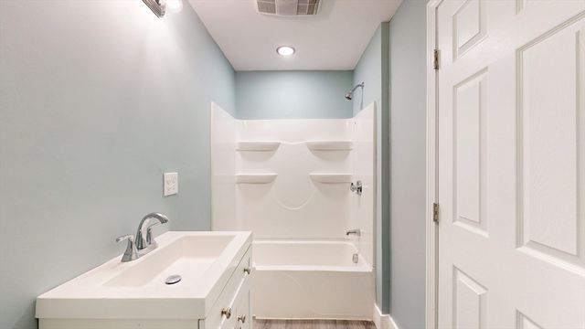 10 Barrows St 1, Middleboro, MA 02346