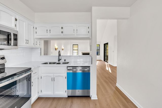 961 E Foxhill Drive, Fresno, CA 93720