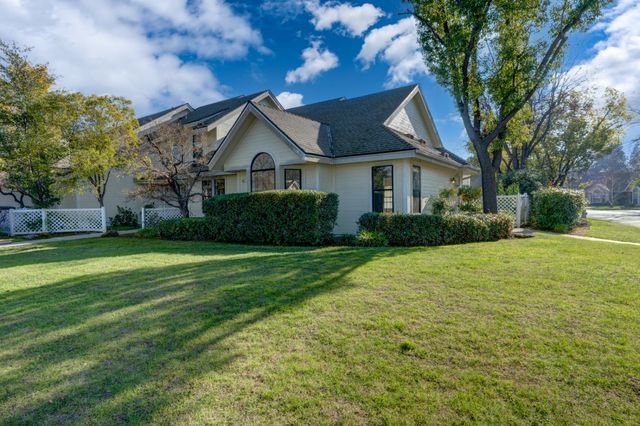 961 E Foxhill Drive, Fresno, CA 93720