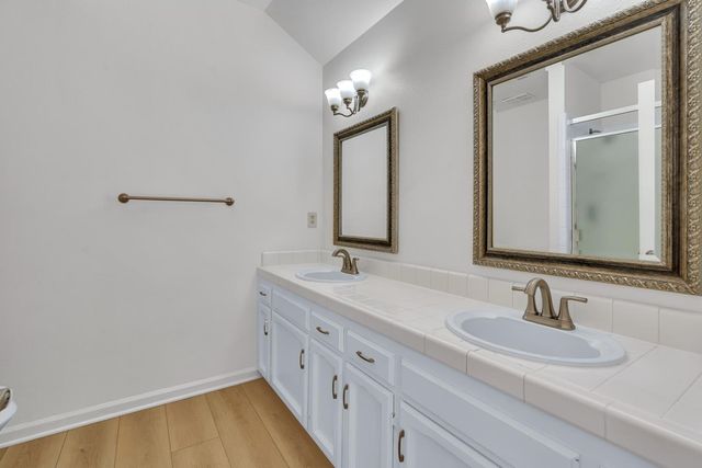 961 E Foxhill Drive, Fresno, CA 93720