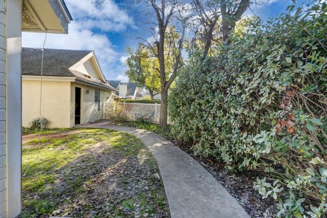 961 E Foxhill Drive, Fresno, CA 93720