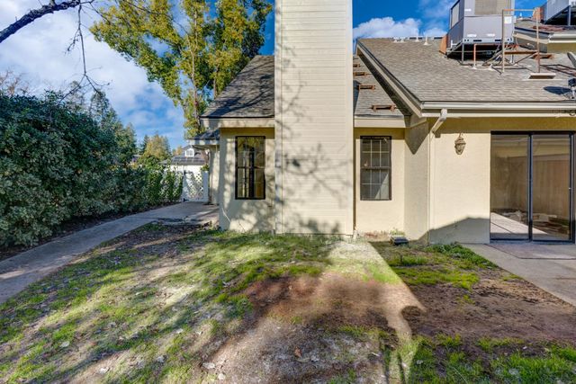 961 E Foxhill Drive, Fresno, CA 93720