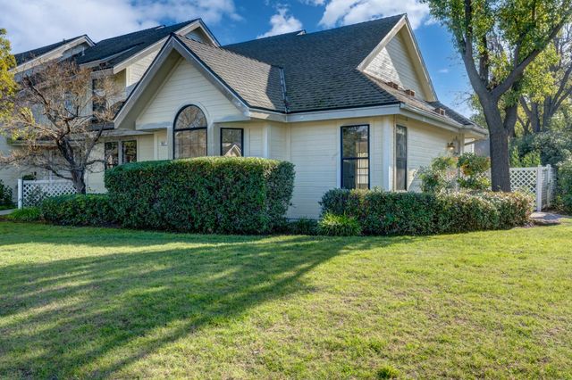 961 E Foxhill Drive, Fresno, CA 93720