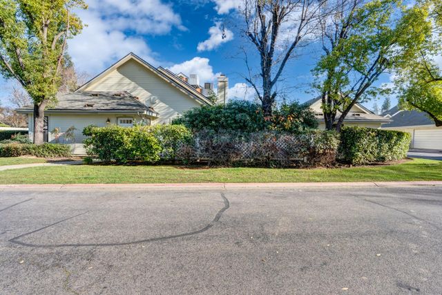 961 E Foxhill Drive, Fresno, CA 93720