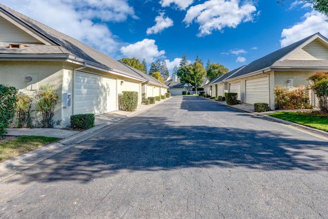 961 E Foxhill Drive, Fresno, CA 93720