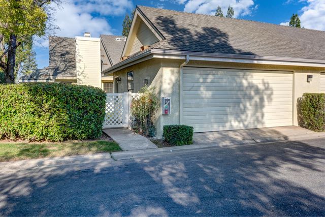 961 E Foxhill Drive, Fresno, CA 93720