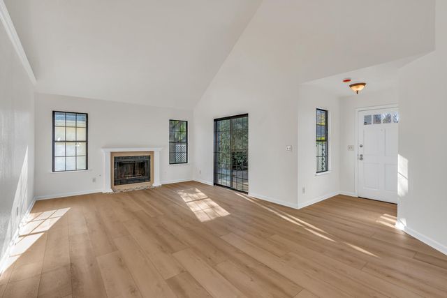 961 E Foxhill Drive, Fresno, CA 93720