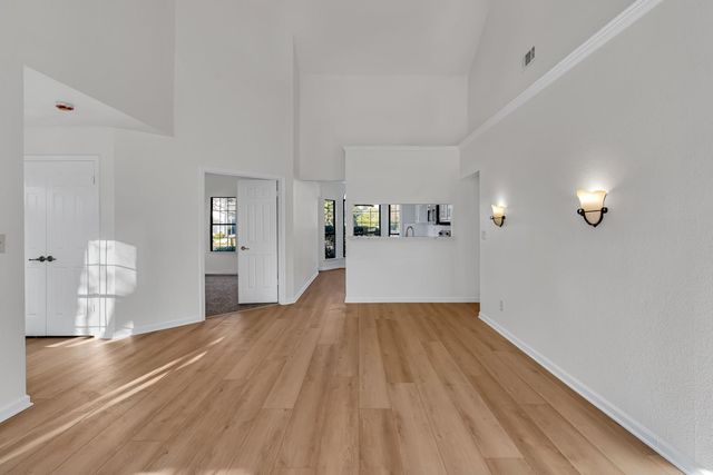 961 E Foxhill Drive, Fresno, CA 93720