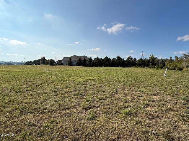 6500 Misty Waters Drive, Bismarck, ND 58503 property photo