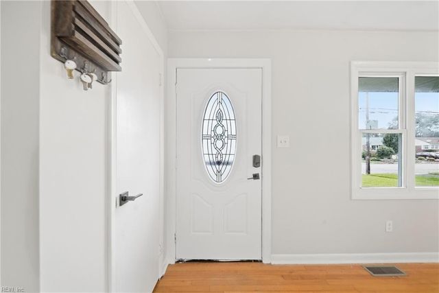 10 Eastlawn DR, Hampton, VA 23664