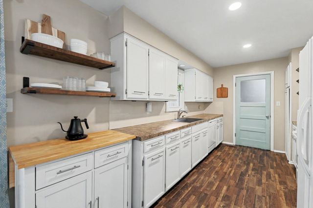 4103 W 10th St N, Wichita, KS 67212