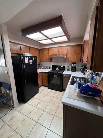 752 S T Street S, Tulare, CA 93274