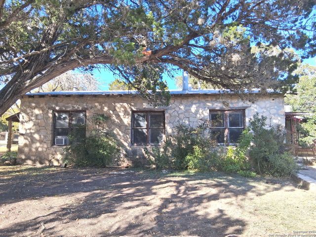 10484 Park Road 37, Lakehills, TX 78063