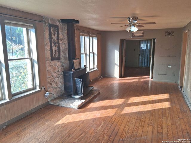 10484 Park Road 37, Lakehills, TX 78063