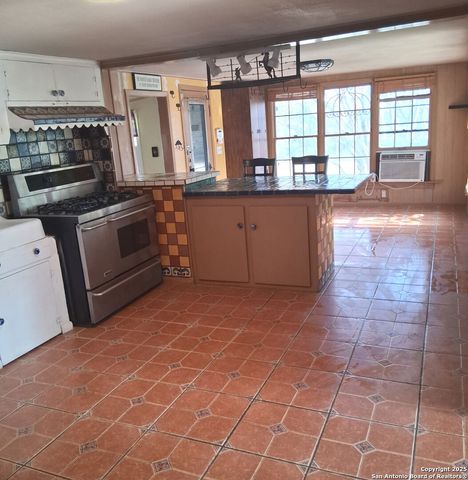 10484 Park Road 37, Lakehills, TX 78063