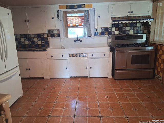 10484 Park Road 37, Lakehills, TX 78063