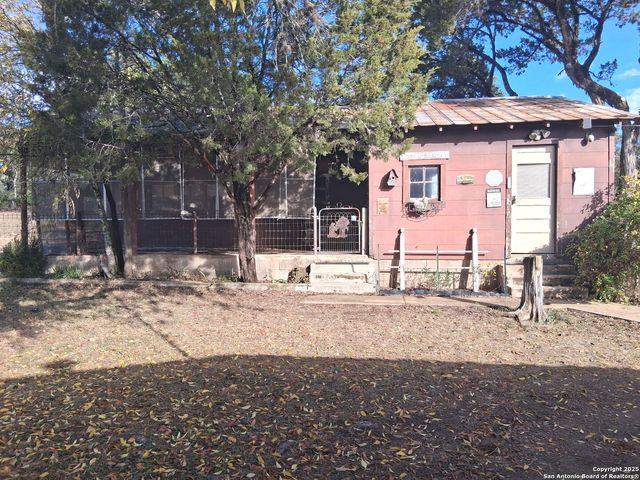 10484 Park Road 37, Lakehills, TX 78063