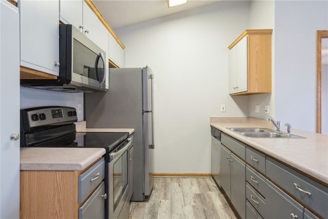 250 Cimarron Drive 124, Hiawatha, IA 52233