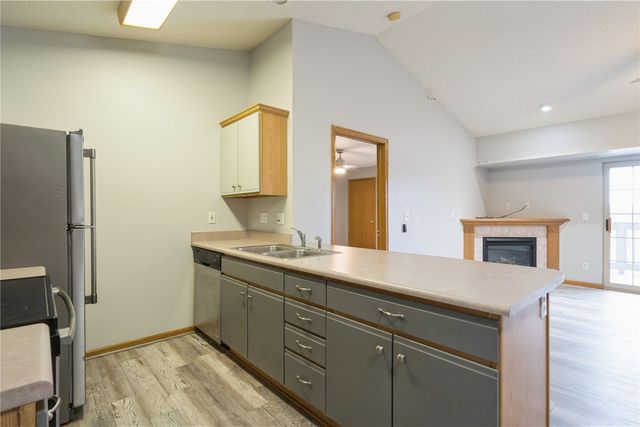 250 Cimarron Drive 124, Hiawatha, IA 52233