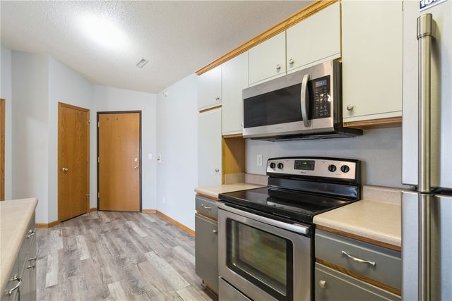 250 Cimarron Drive 124, Hiawatha, IA 52233