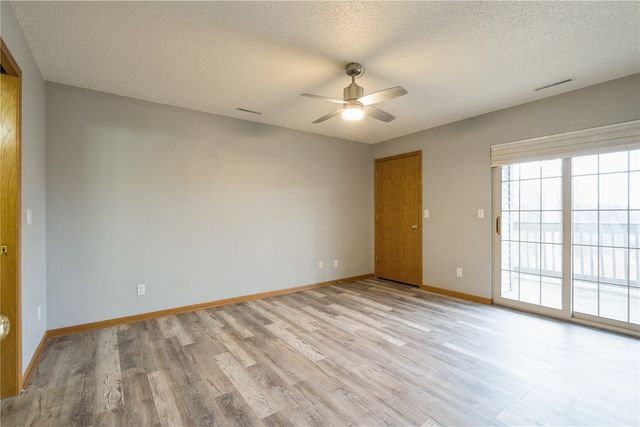 250 Cimarron Drive 124, Hiawatha, IA 52233