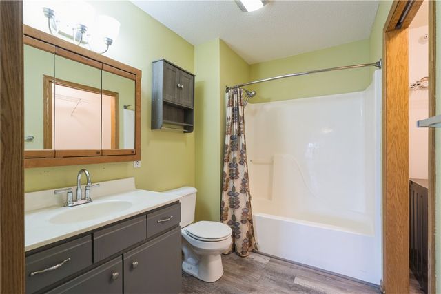 250 Cimarron Drive 124, Hiawatha, IA 52233