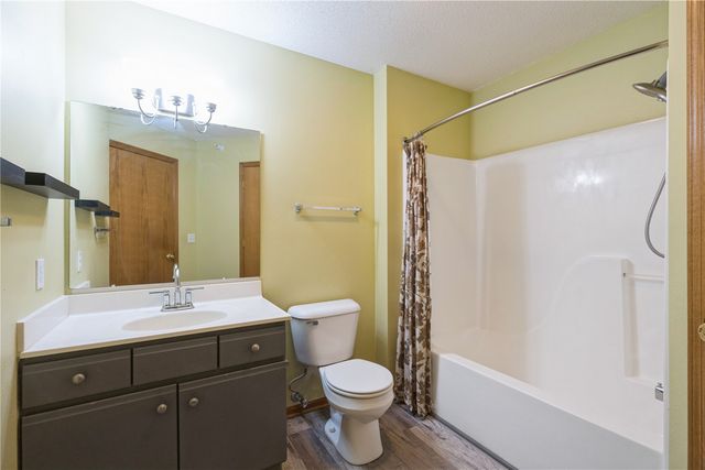 250 Cimarron Drive 124, Hiawatha, IA 52233