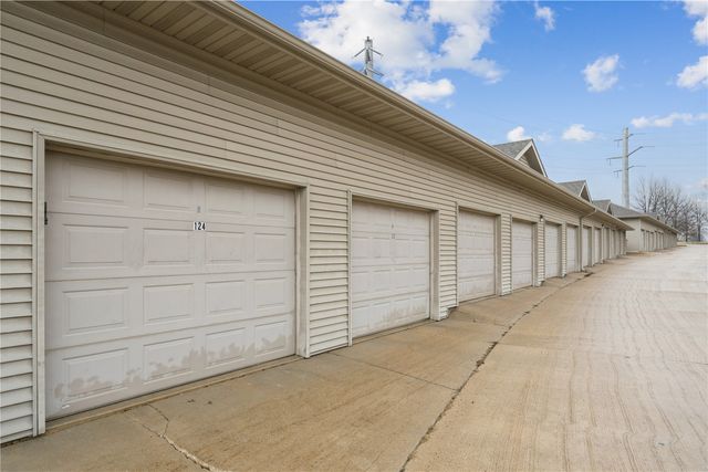 250 Cimarron Drive 124, Hiawatha, IA 52233