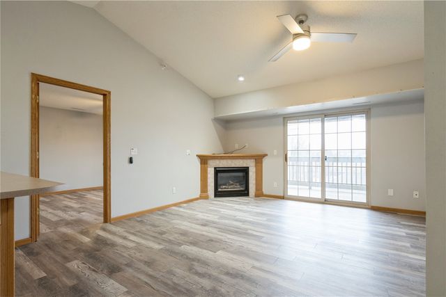 250 Cimarron Drive 124, Hiawatha, IA 52233