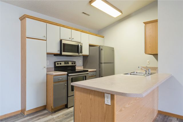 250 Cimarron Drive 124, Hiawatha, IA 52233