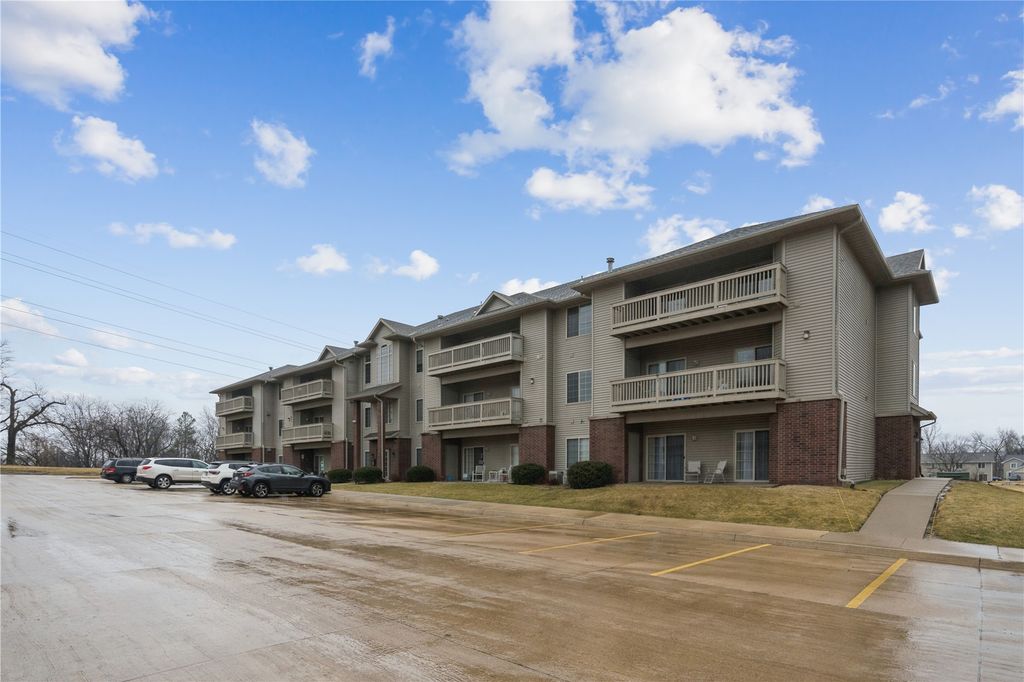 250 Cimarron Drive 124, Hiawatha, IA 52233