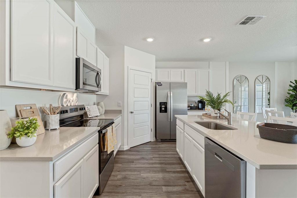 Image 4 of property listing at 8595 CAPE FOX COVE, Lakeland, FL 33810