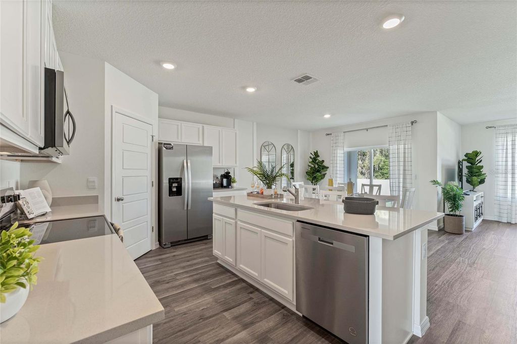 Image 5 of property listing at 8595 CAPE FOX COVE, Lakeland, FL 33810