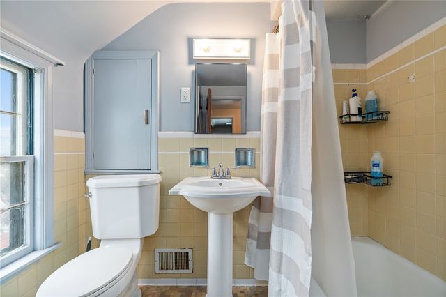 414 Sylvania Dr, Ross Twp, PA 15229