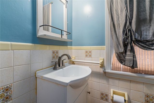 414 Sylvania Dr, Ross Twp, PA 15229