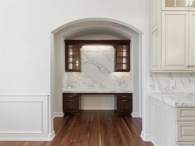 2475 Creekside Court, Rochester, MI 48306
